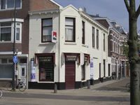 906233 Gezicht op het hoekpand Amsterdamsestraatweg 95 (Tabakshop Lucky Joe) te Utrecht, met rechts de Beverstraat.